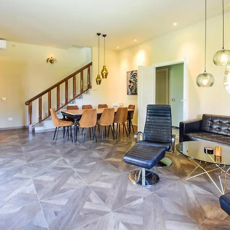Stunning In With Kitchen Holiday home *